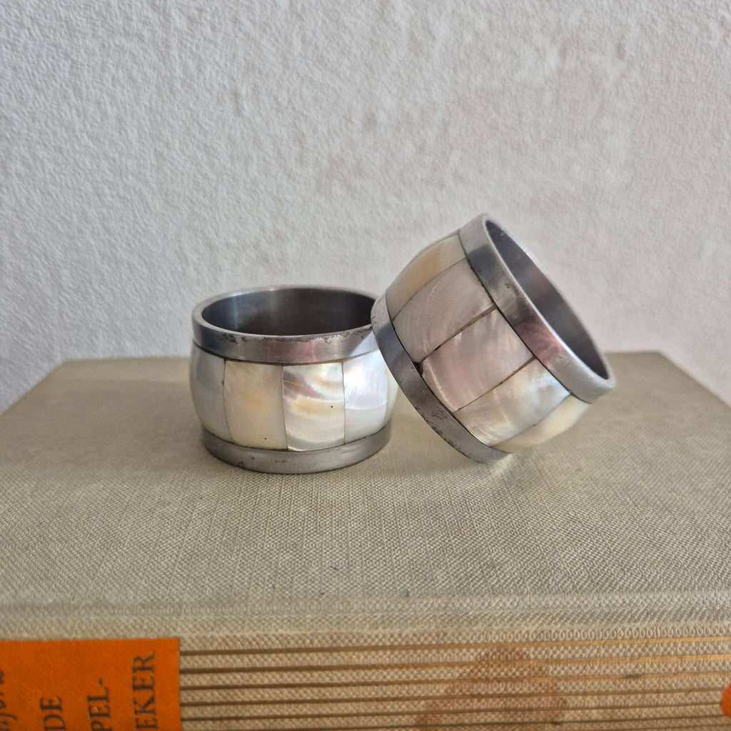 Vintage servet ringen parelmoer en metaal