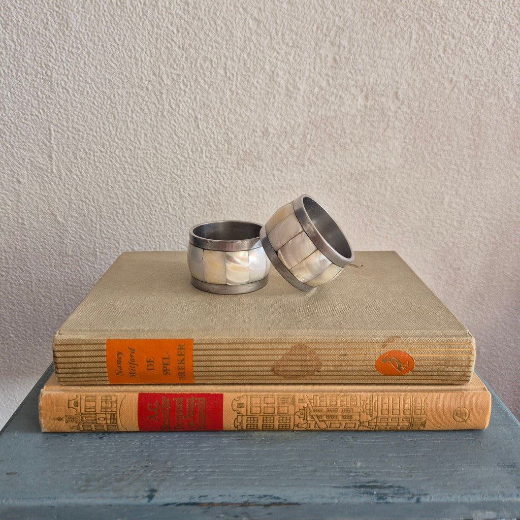 Vintage servet ringen parelmoer en metaal