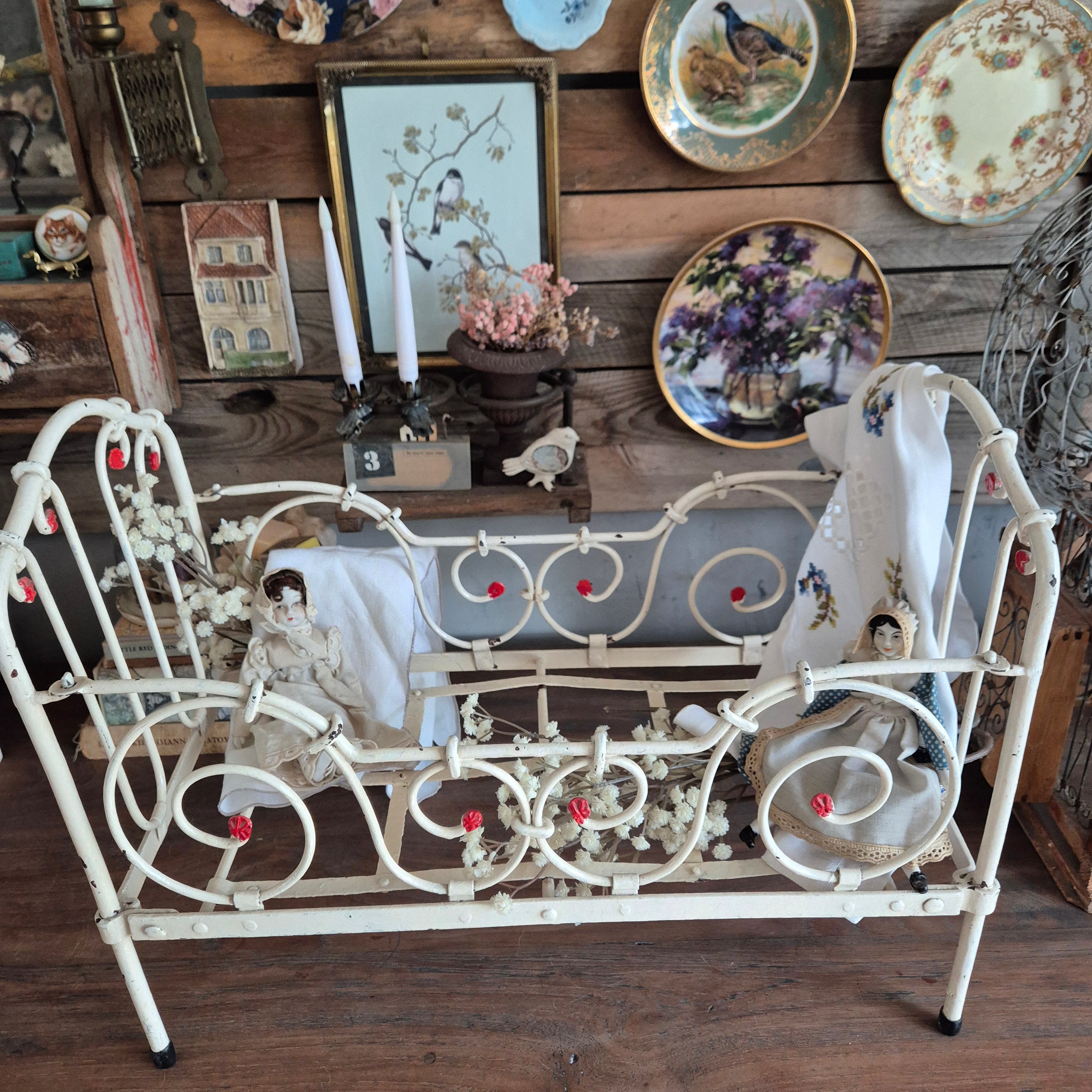 Antieke poppenbedje brocante