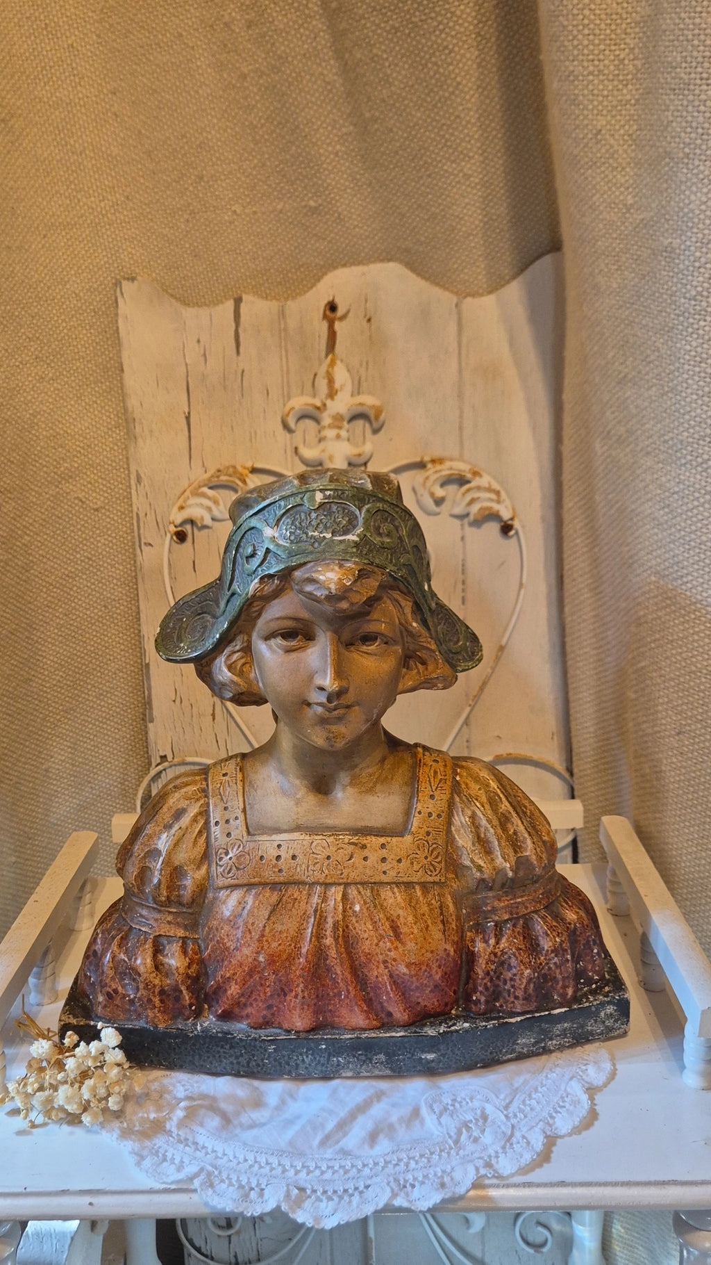 Vintage gipsen Buste vrouw met kapje