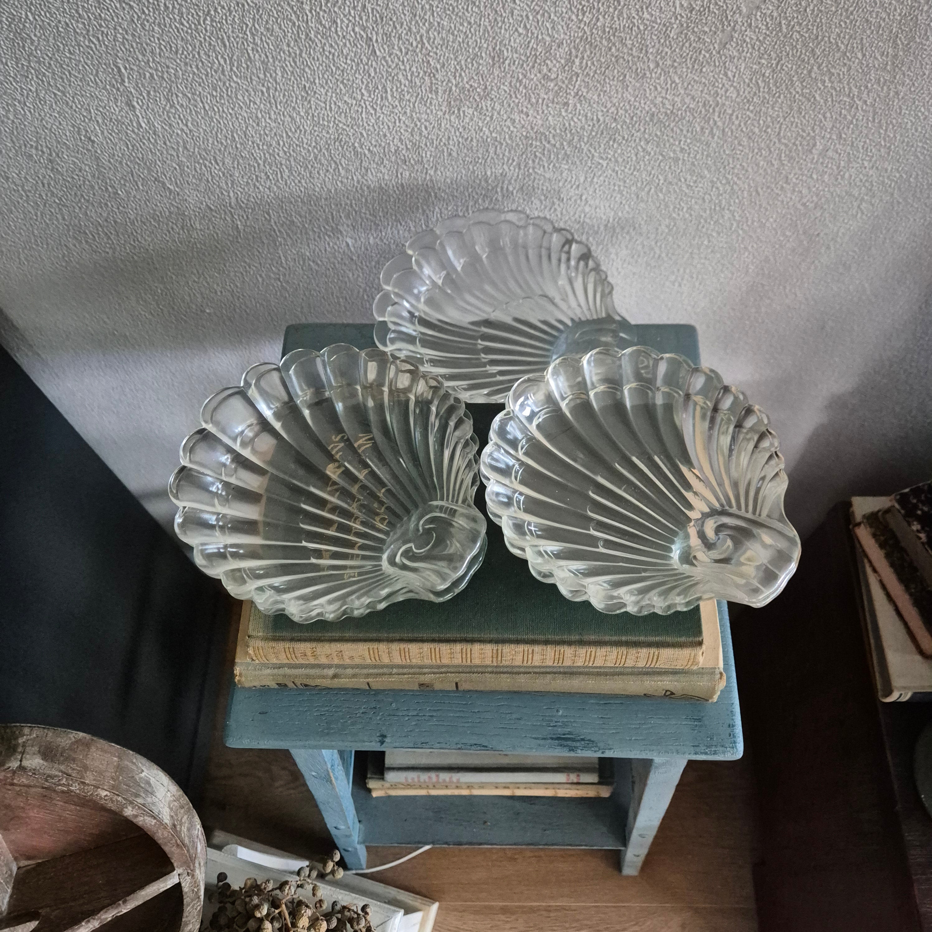 Glazen serveerschaaltjes / bordjes in de vorm van een schelp