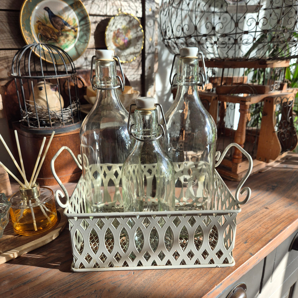 Brocante set met glazen flessen