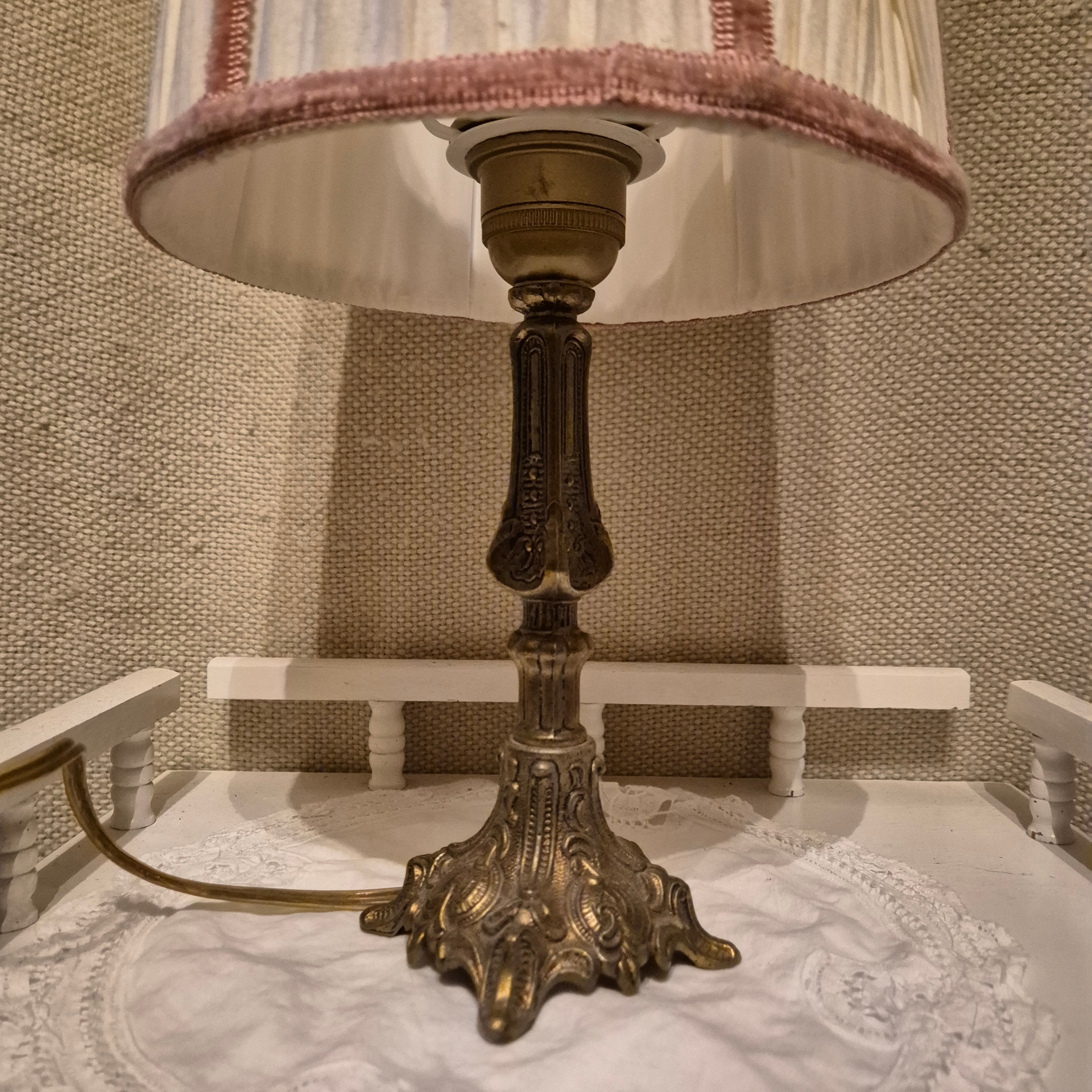 Vintage lamp met messing voet en chique kapje