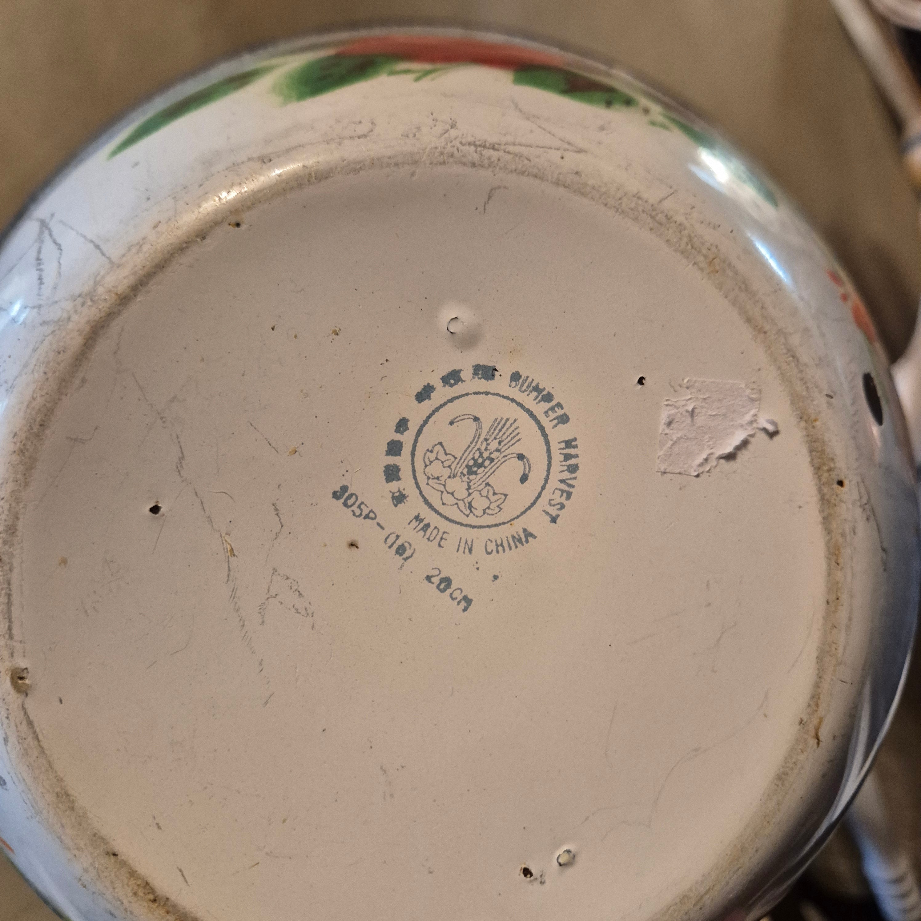 Set van twee vintage emaile mengkommen