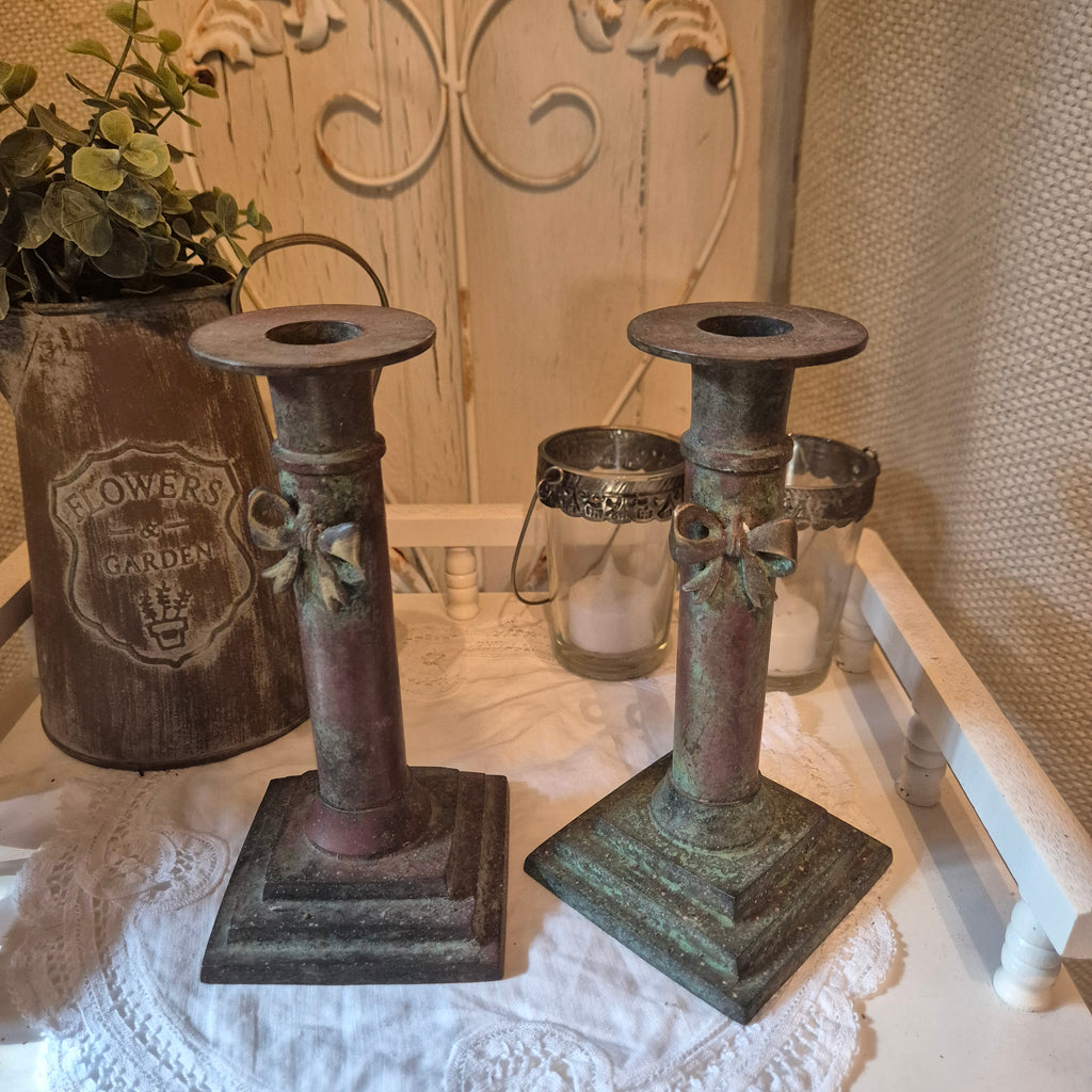 Set van twee verroeste kandelaren