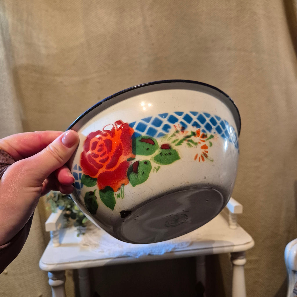 Set van twee vintage emaile mengkommen