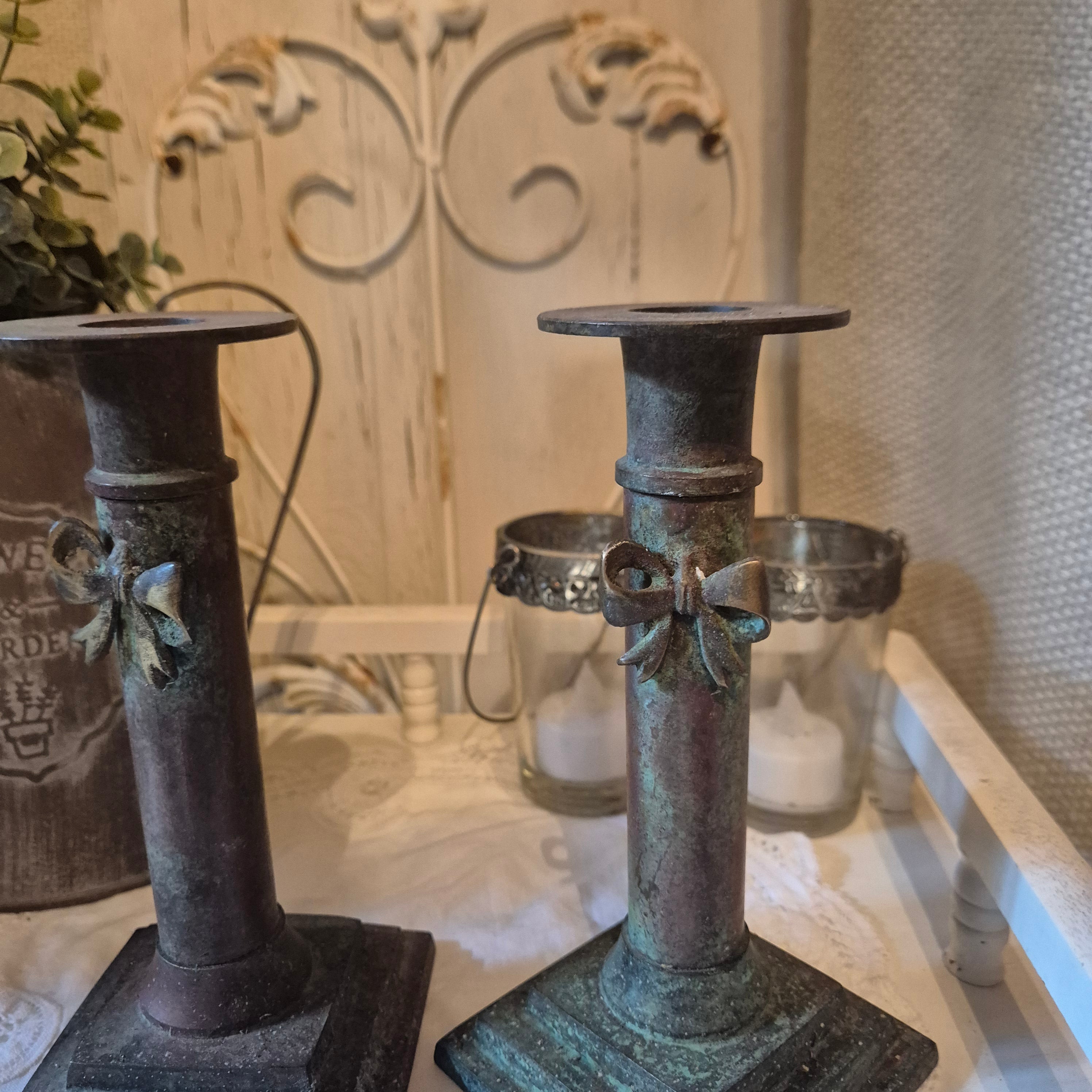 Set van twee verroeste kandelaren