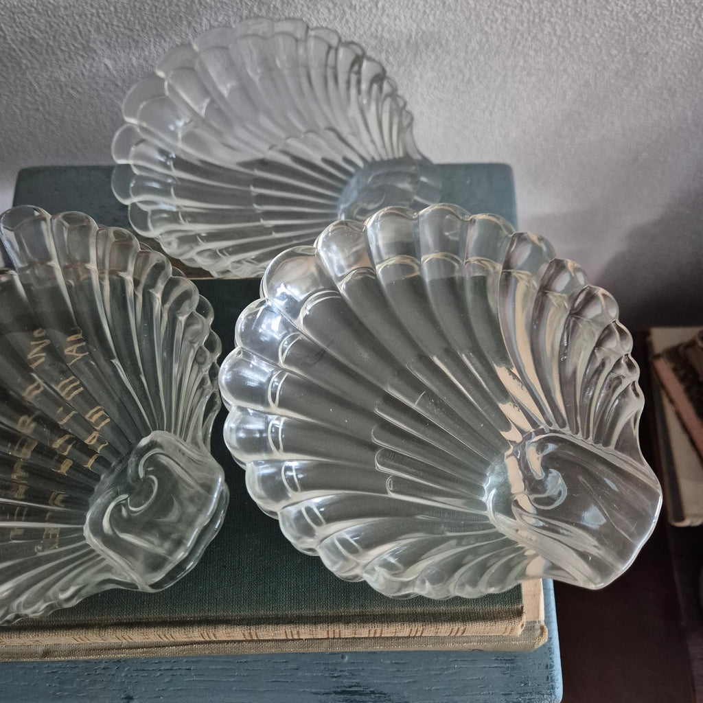 Glazen serveerschaaltjes / bordjes in de vorm van een schelp