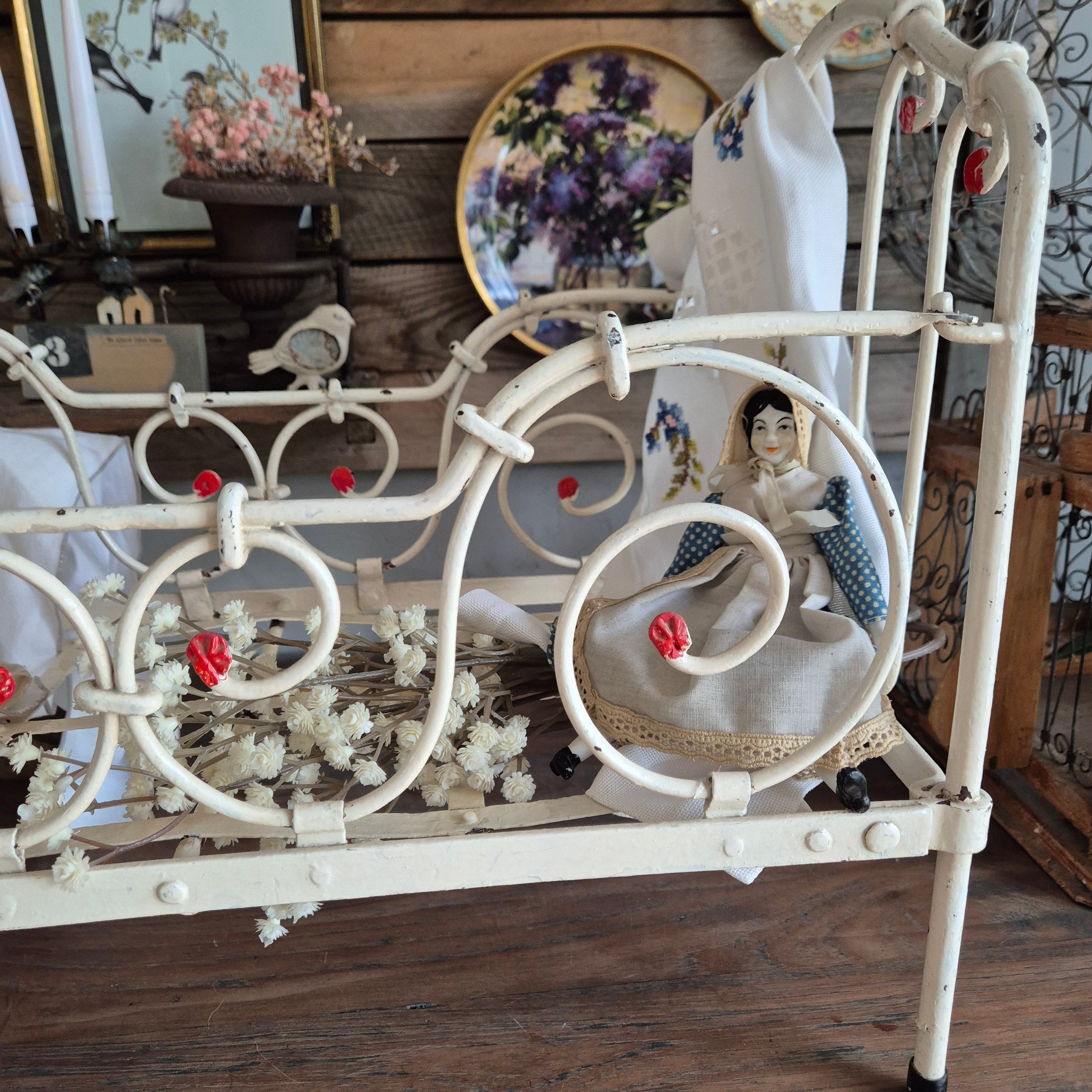 Antieke poppenbedje brocante
