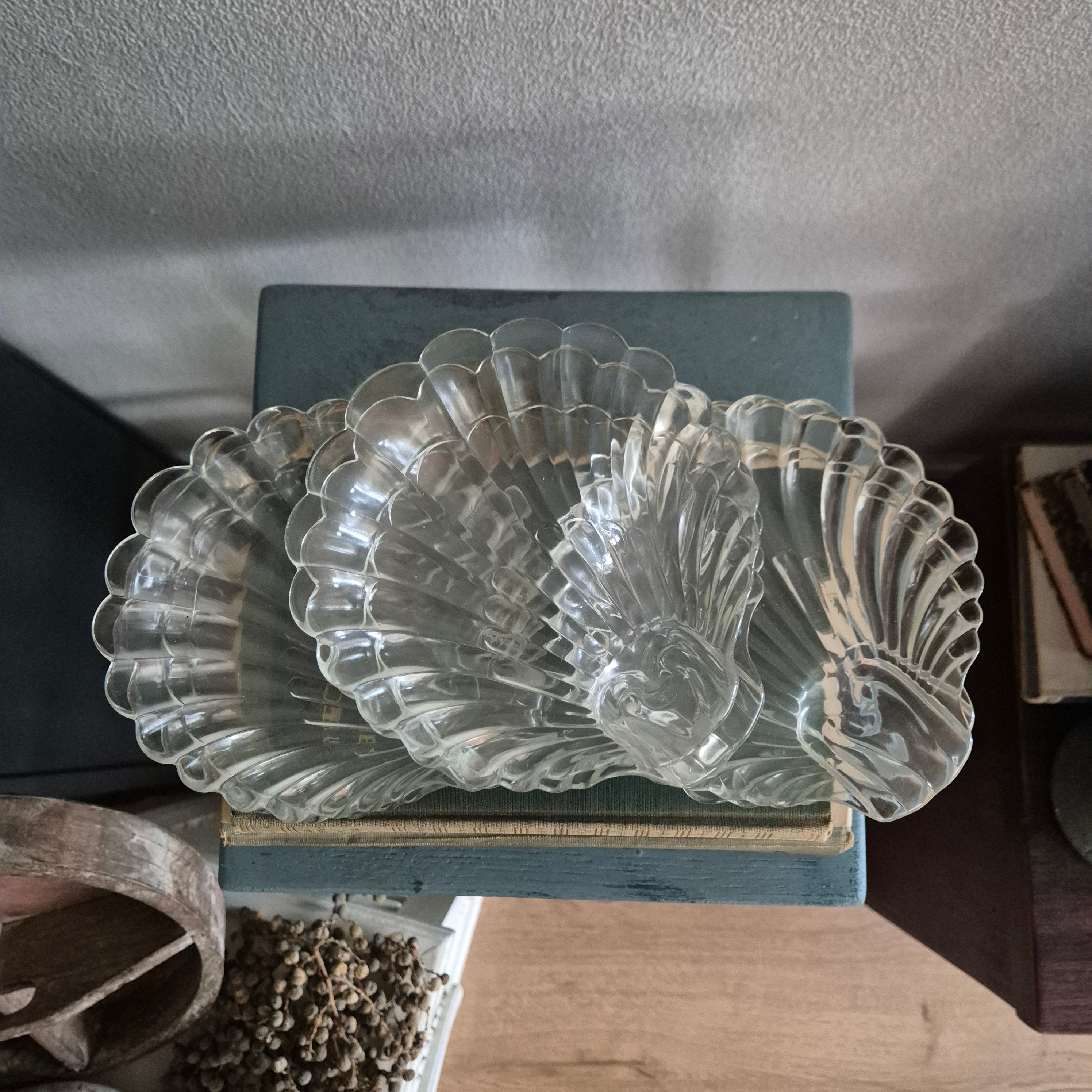 Glazen serveerschaaltjes / bordjes in de vorm van een schelp