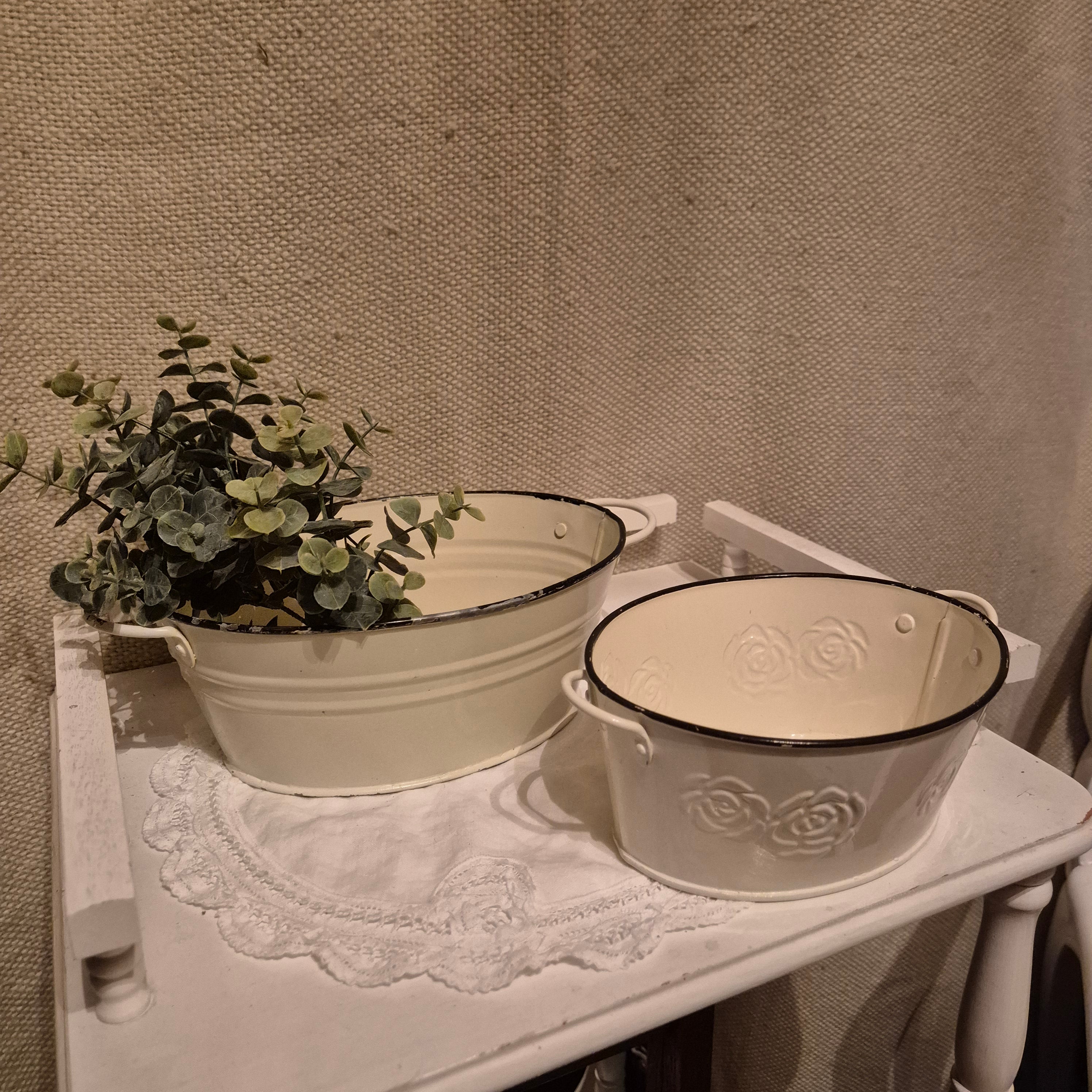 Brocante emaile plantenbakjes