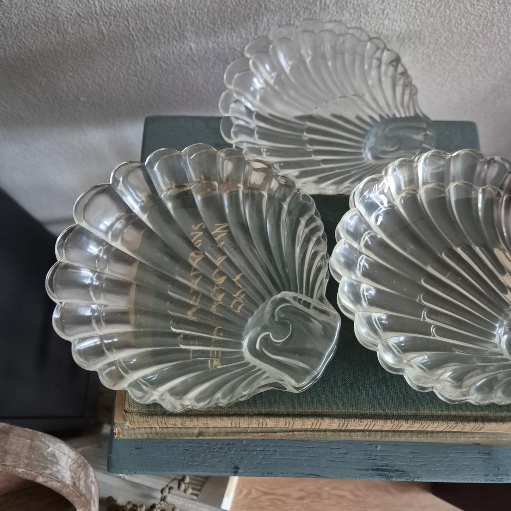 Glazen serveerschaaltjes / bordjes in de vorm van een schelp