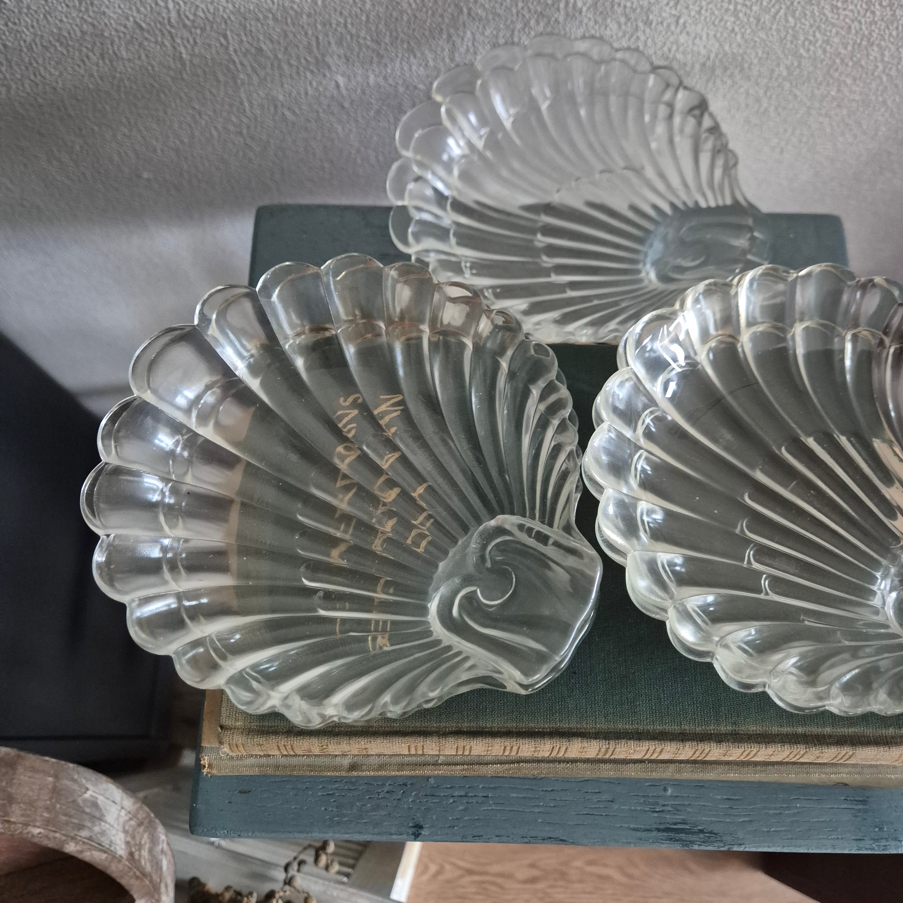 Glazen serveerschaaltjes / bordjes in de vorm van een schelp
