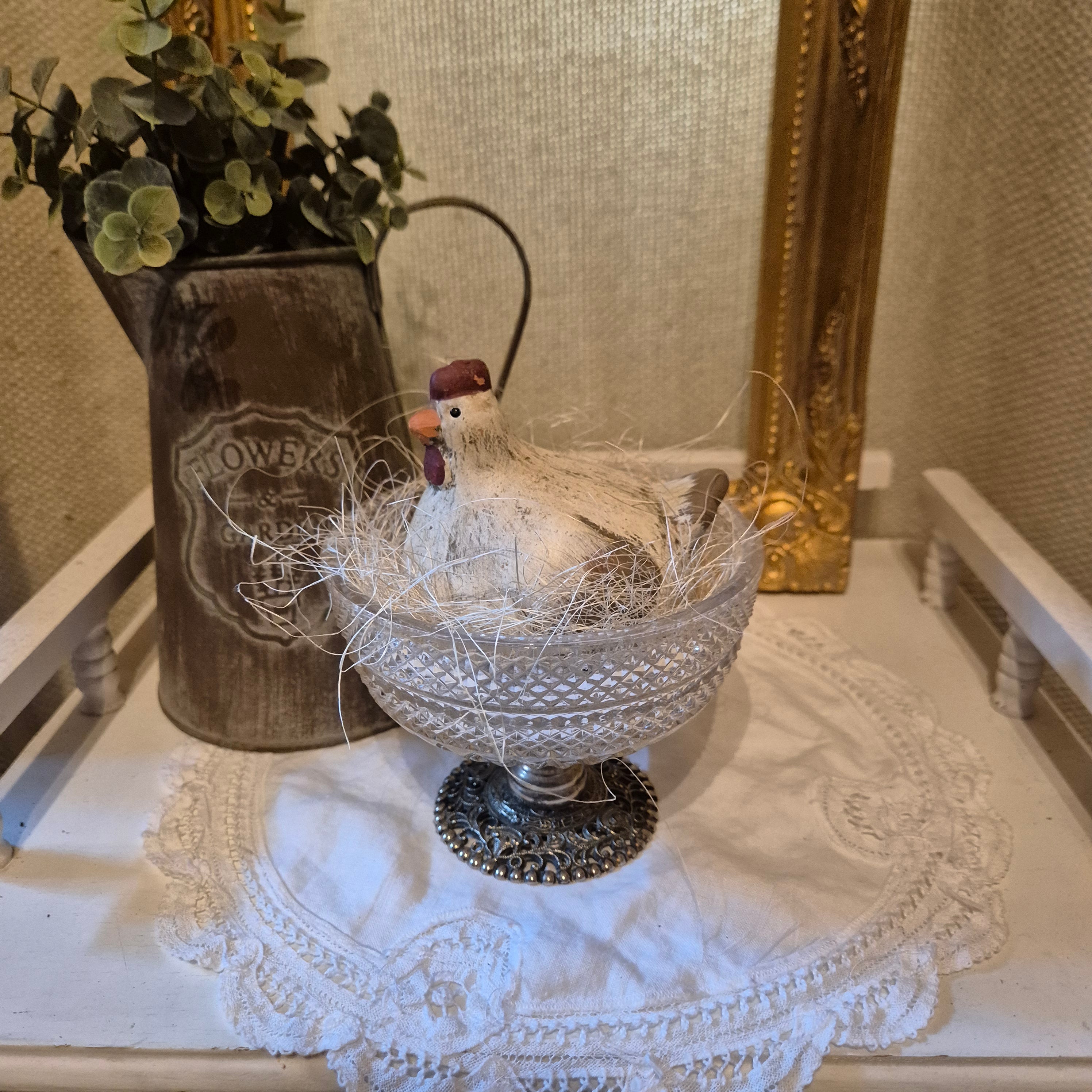 Brocante kip met schaaltje