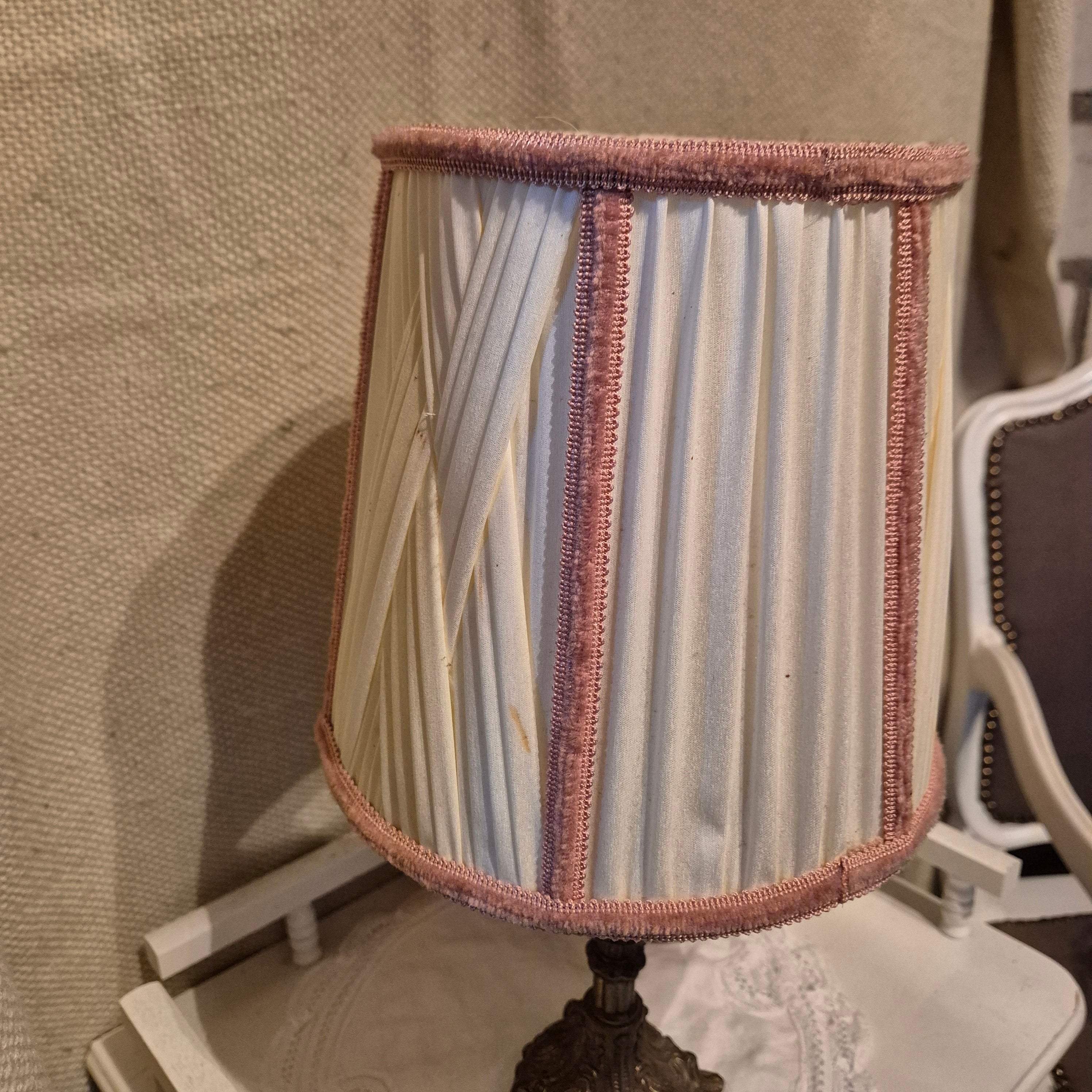 Vintage lamp met messing voet en chique kapje