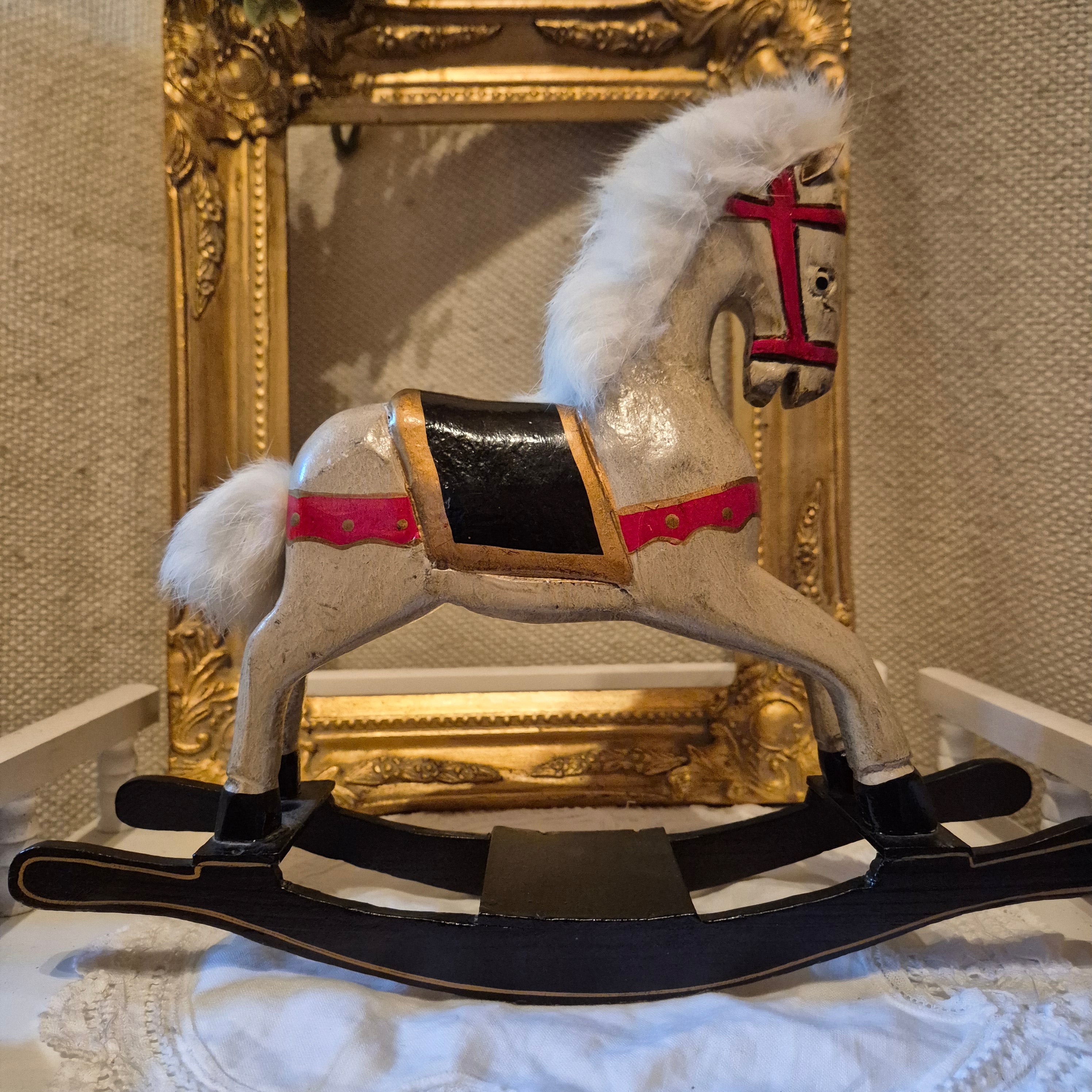 Vintage handgesneden hobbelpaard