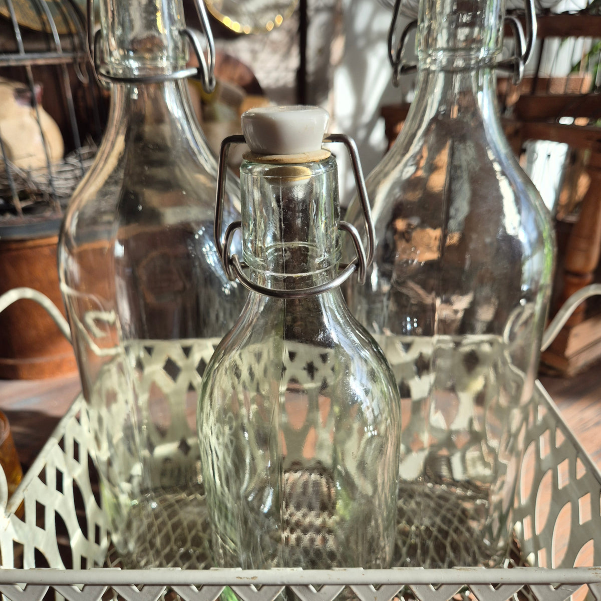 Brocante set met glazen flessen