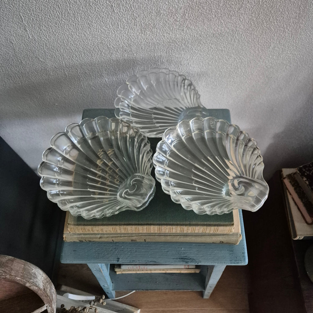 Glazen serveerschaaltjes / bordjes in de vorm van een schelp