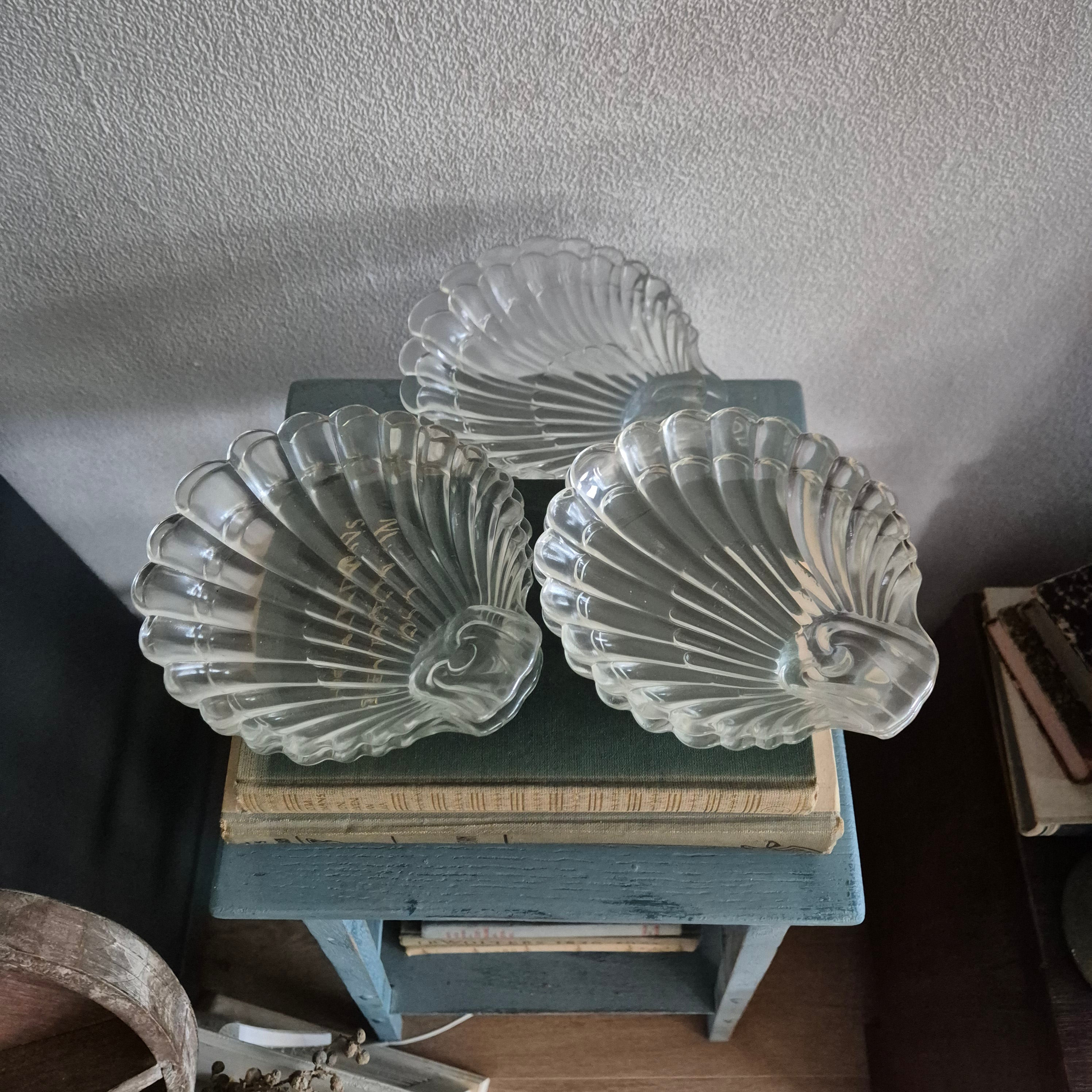 Glazen serveerschaaltjes / bordjes in de vorm van een schelp