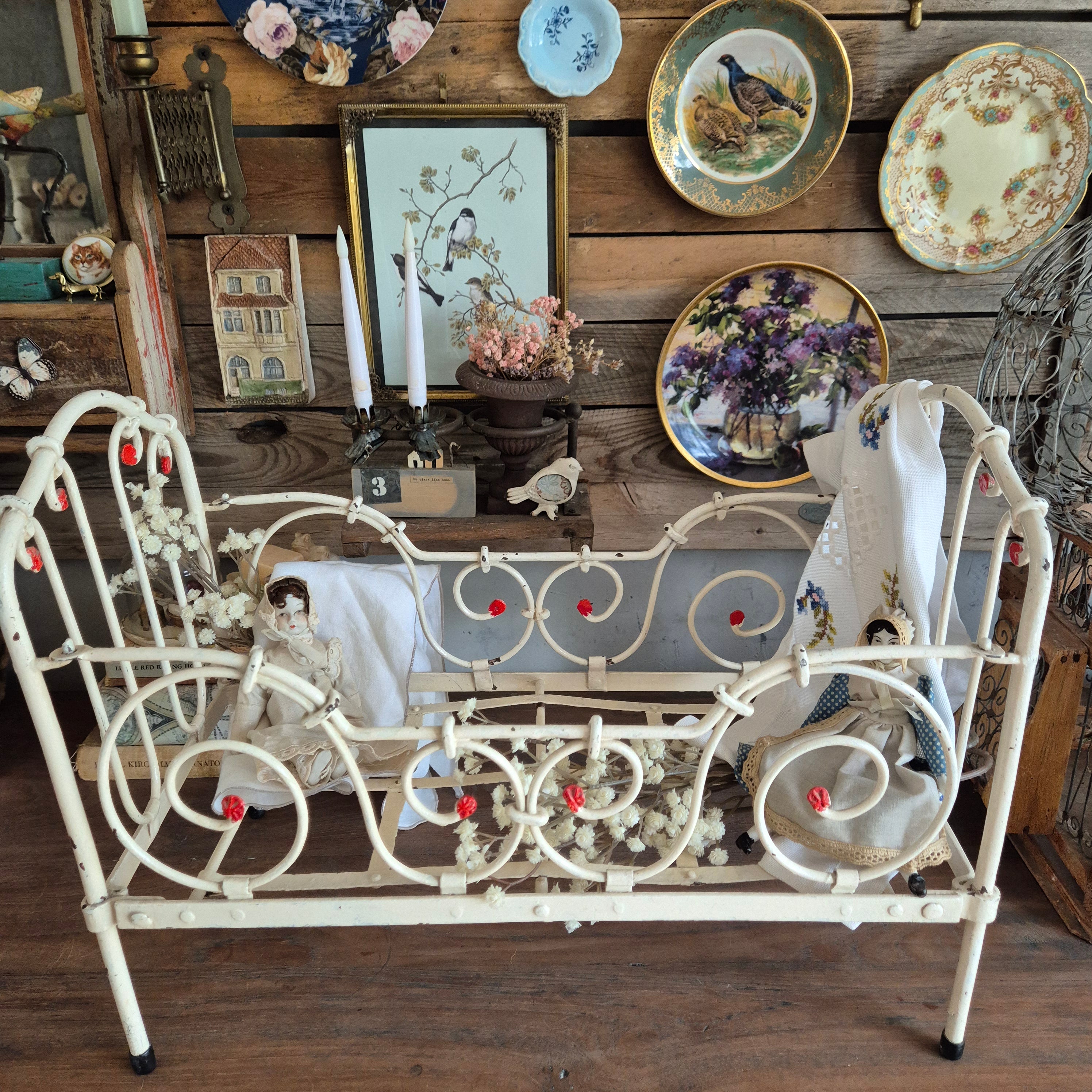 Antieke poppenbedje brocante