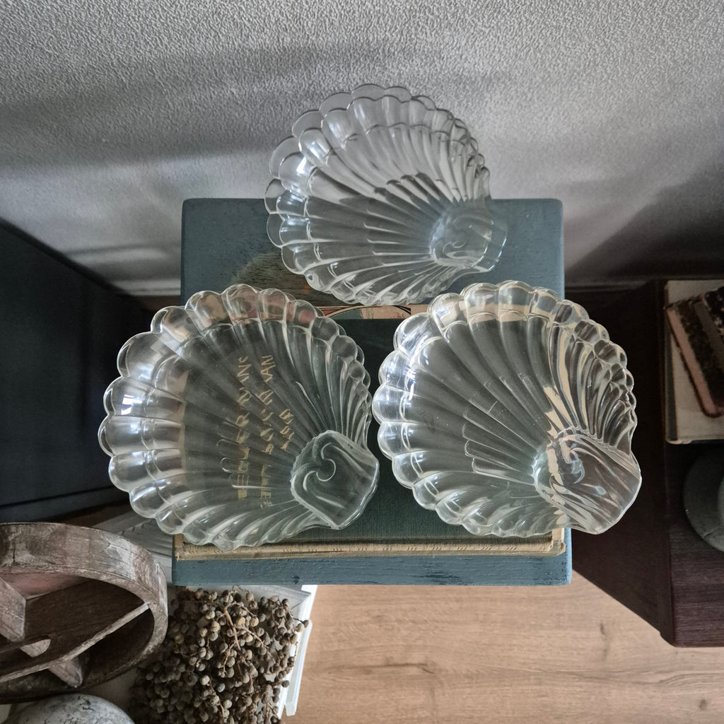 Glazen serveerschaaltjes / bordjes in de vorm van een schelp