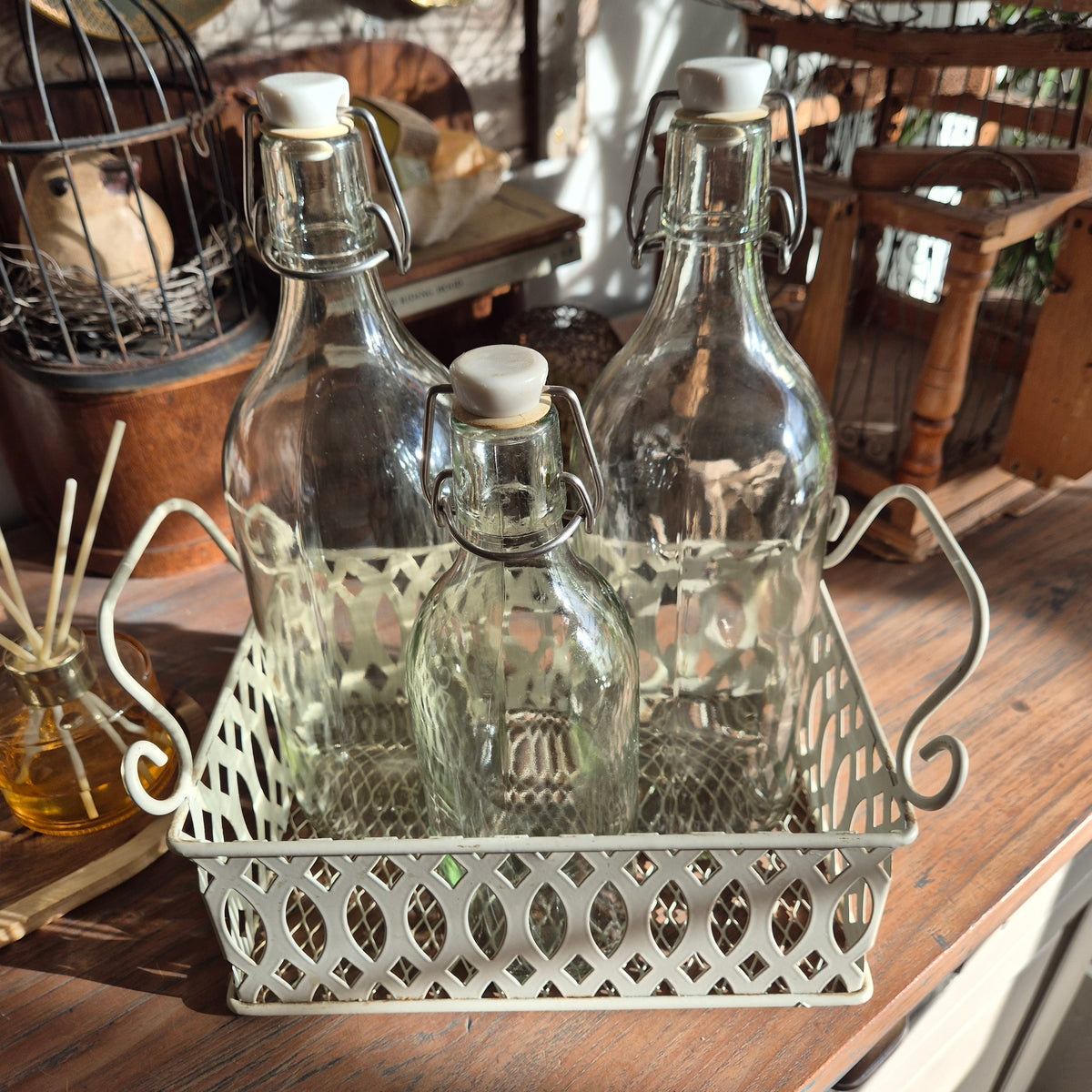 Brocante set met glazen flessen