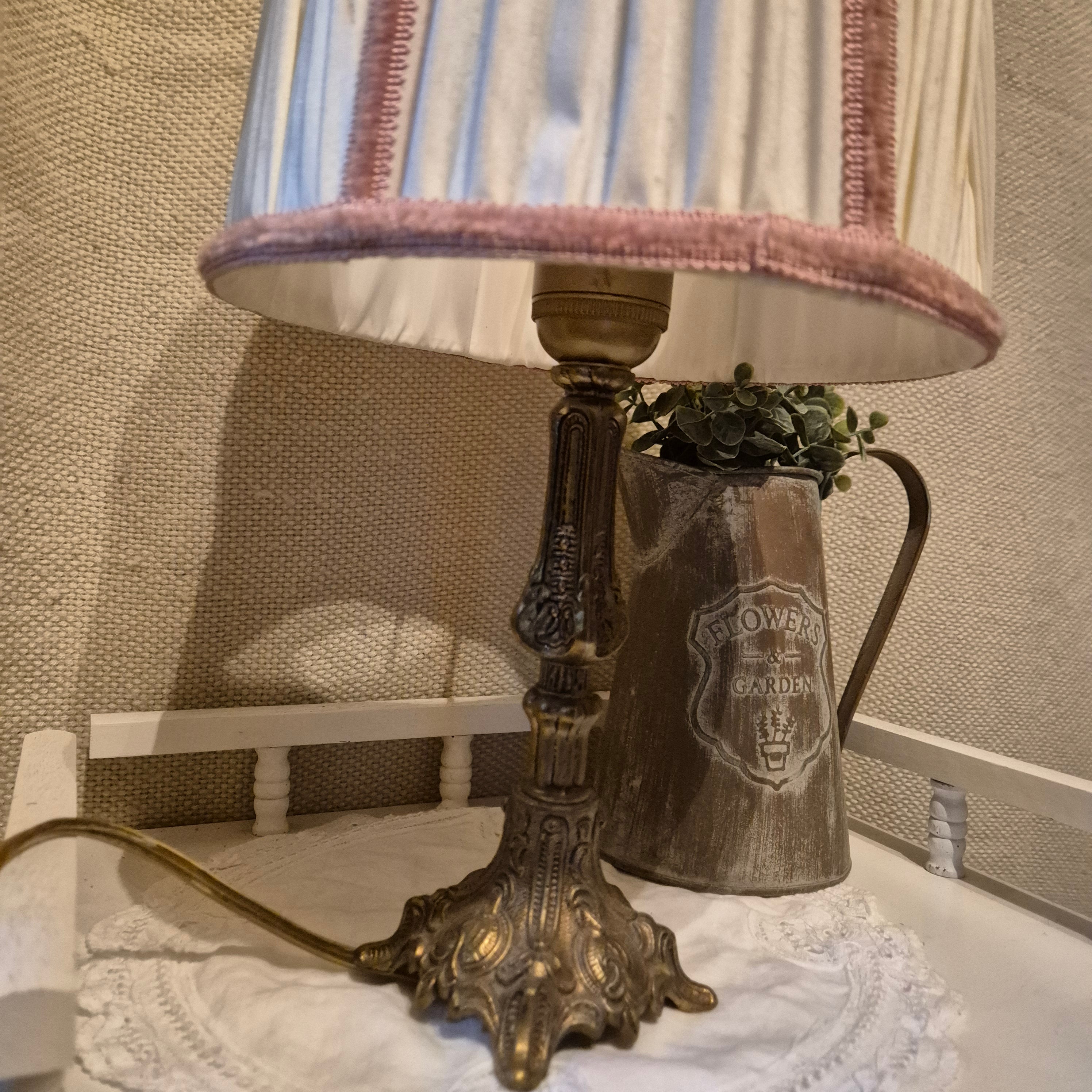Vintage lamp met messing voet en chique kapje