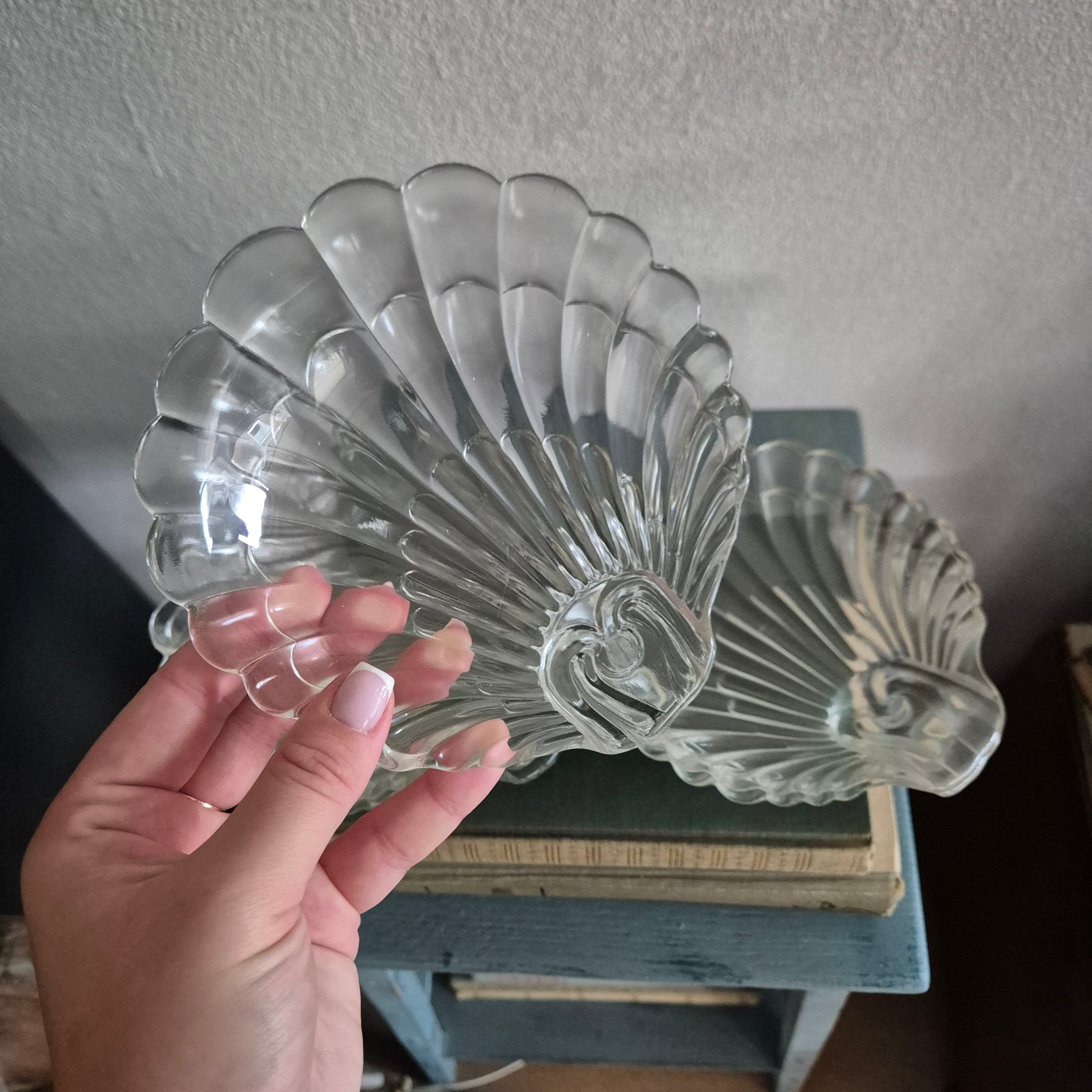 Glazen serveerschaaltjes / bordjes in de vorm van een schelp