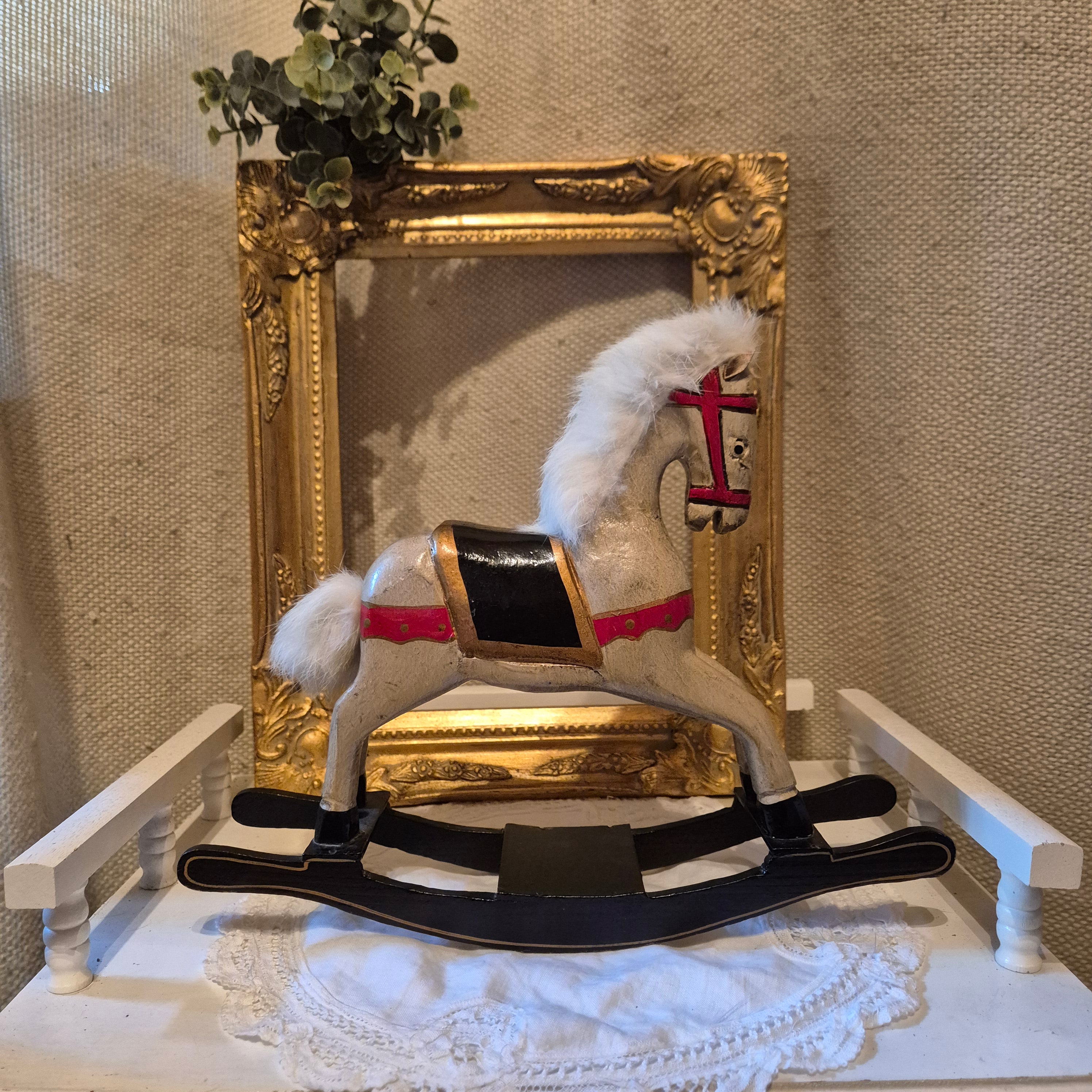 Vintage handgesneden hobbelpaard