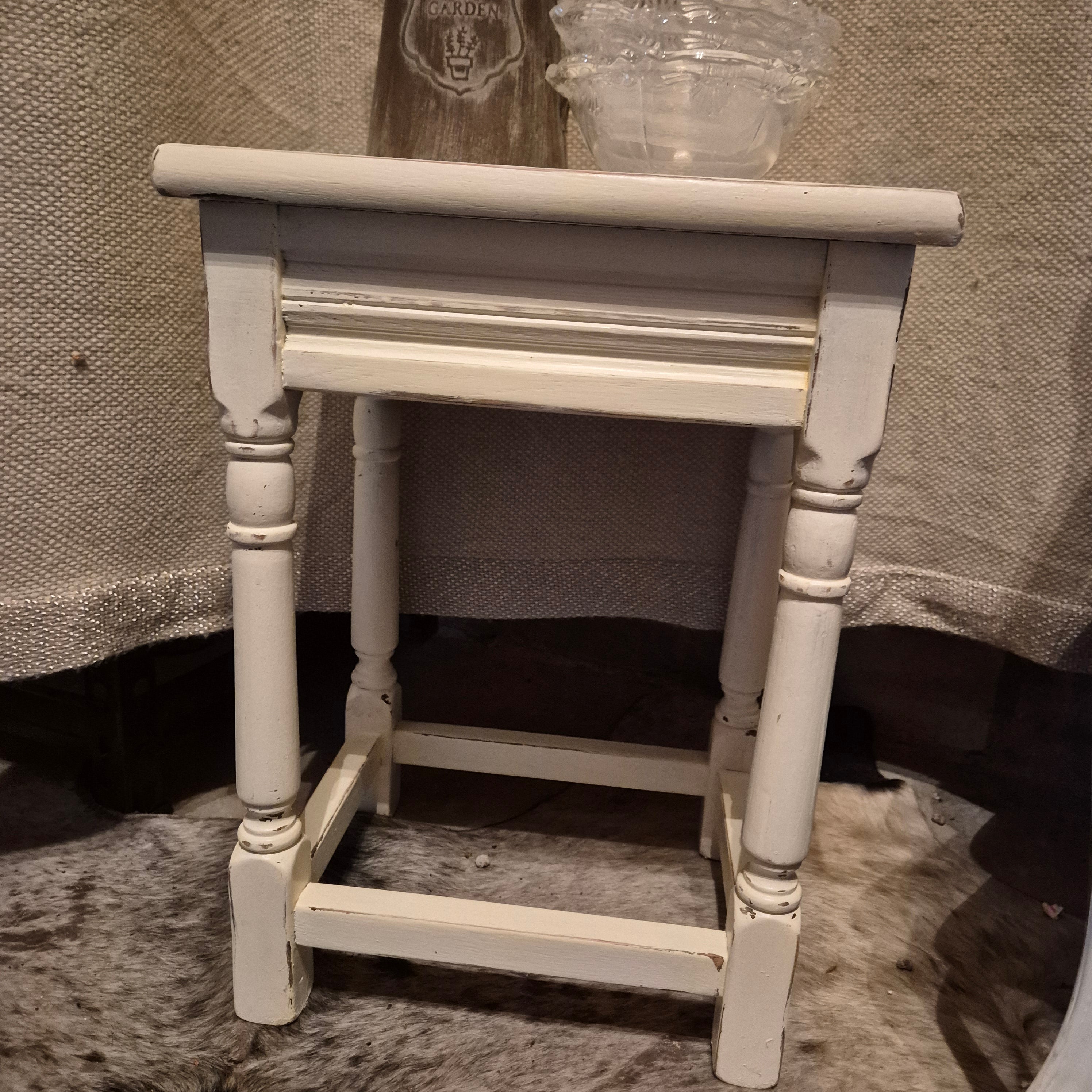 Brocante bijzettafeltje