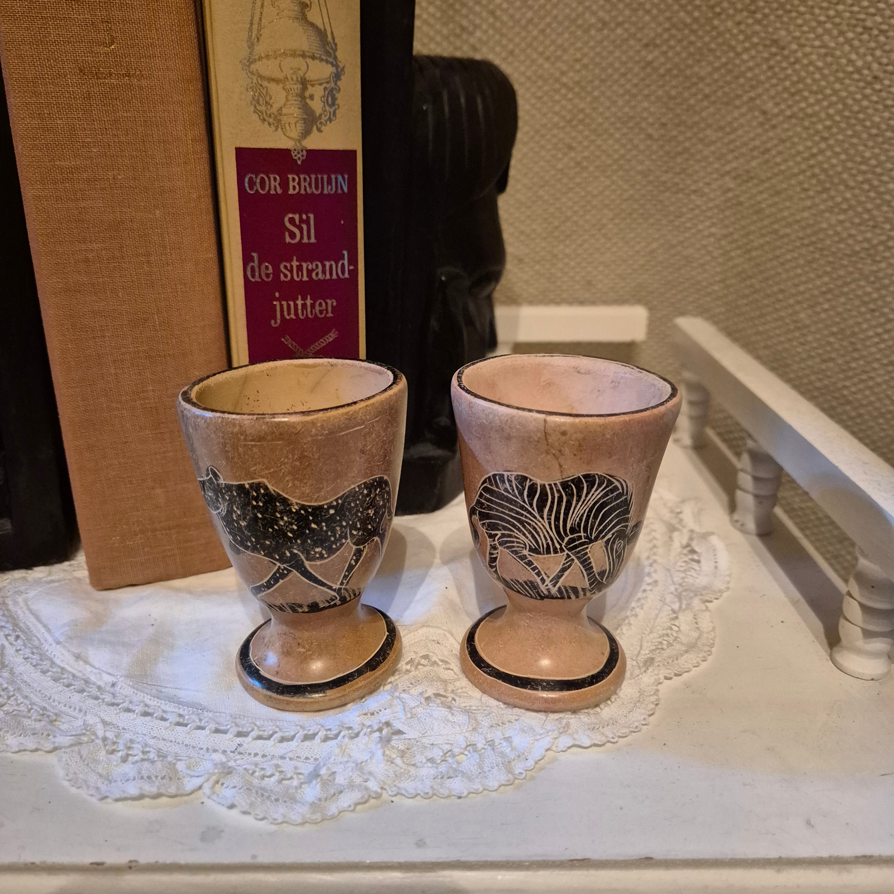 Vintage Afrikaanse speksteen eierdoppen