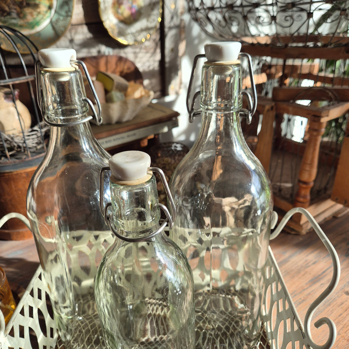 Brocante set met glazen flessen