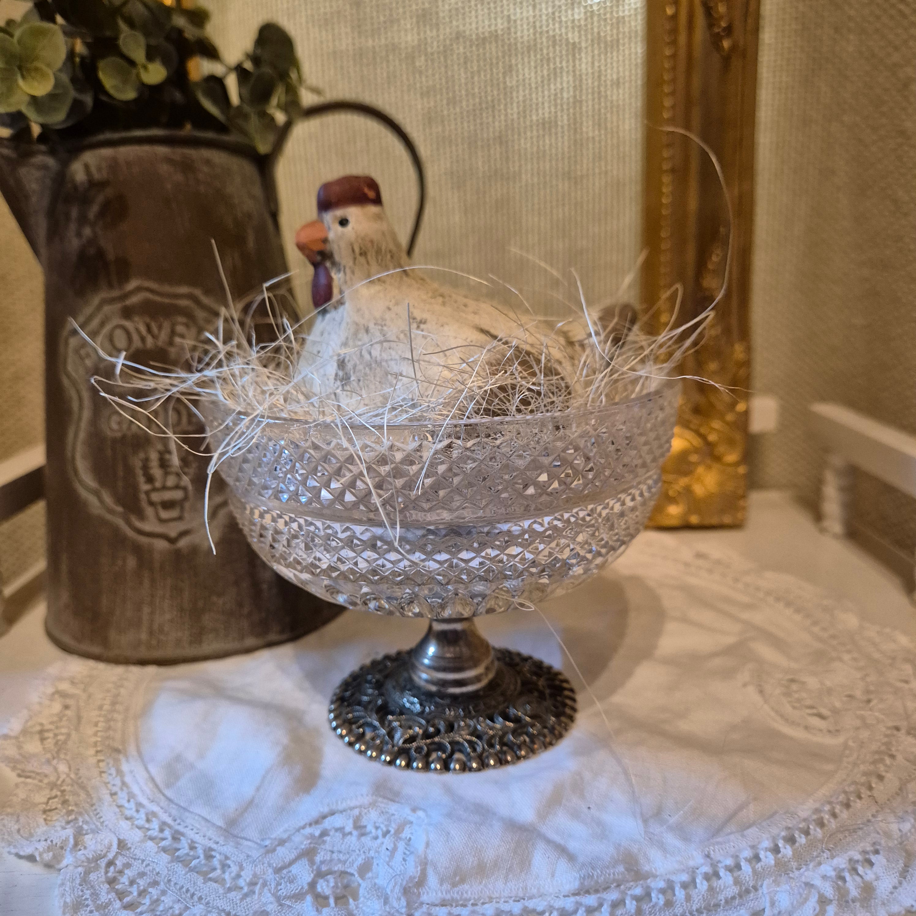 Brocante kip met schaaltje