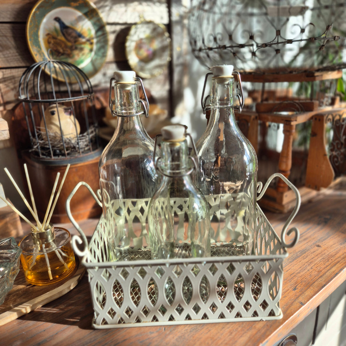 Brocante set met glazen flessen