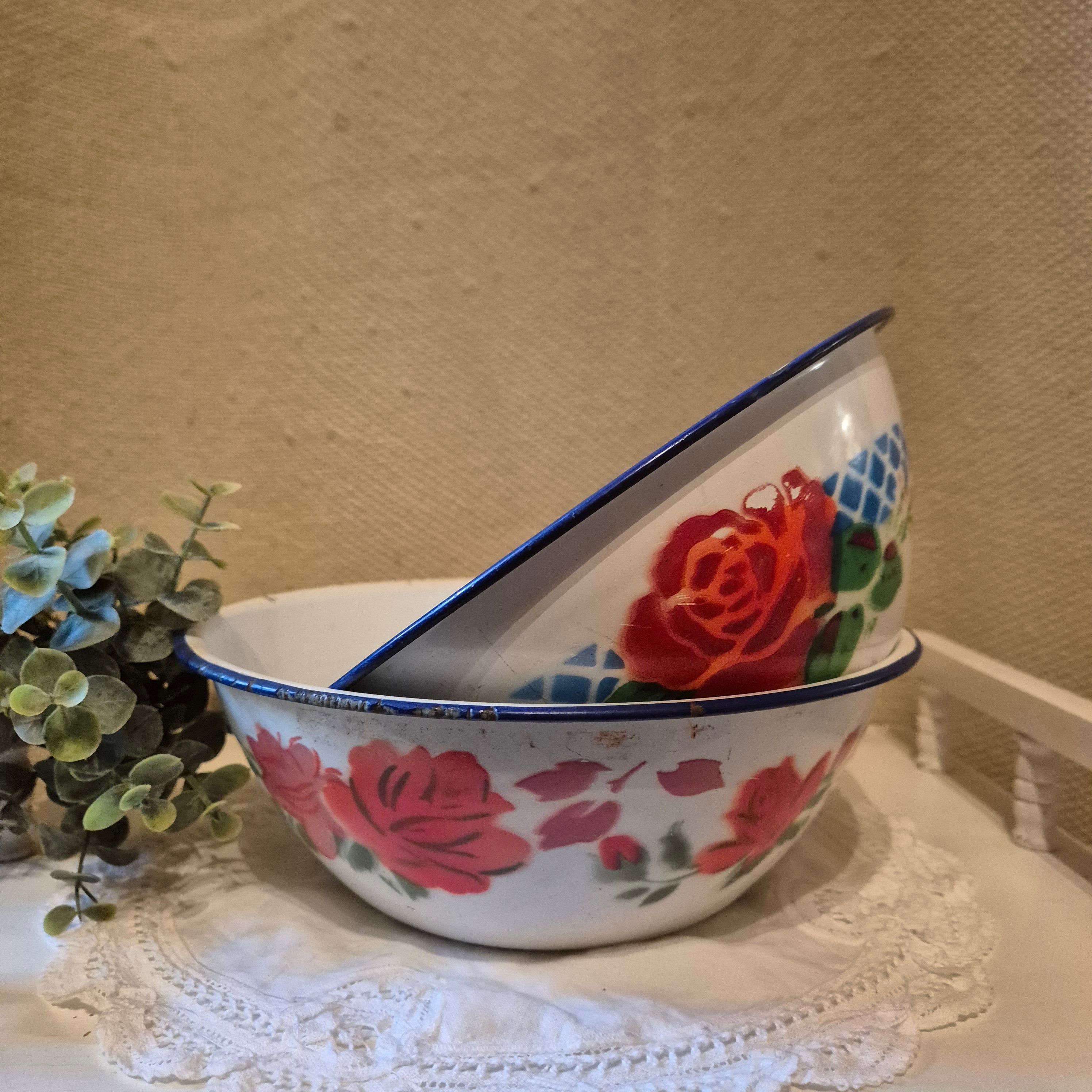 Set van twee vintage emaile mengkommen