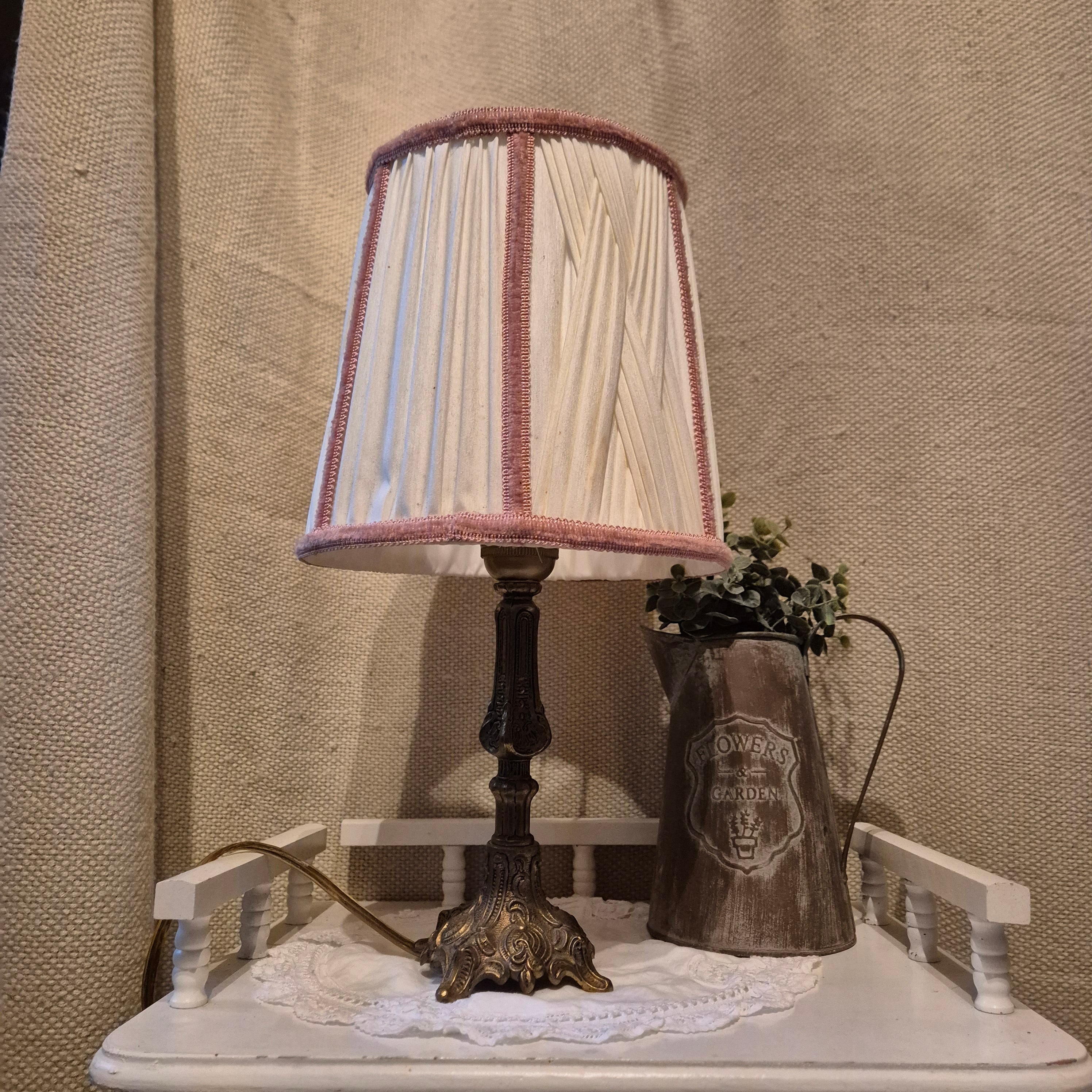 Vintage lamp met messing voet en chique kapje
