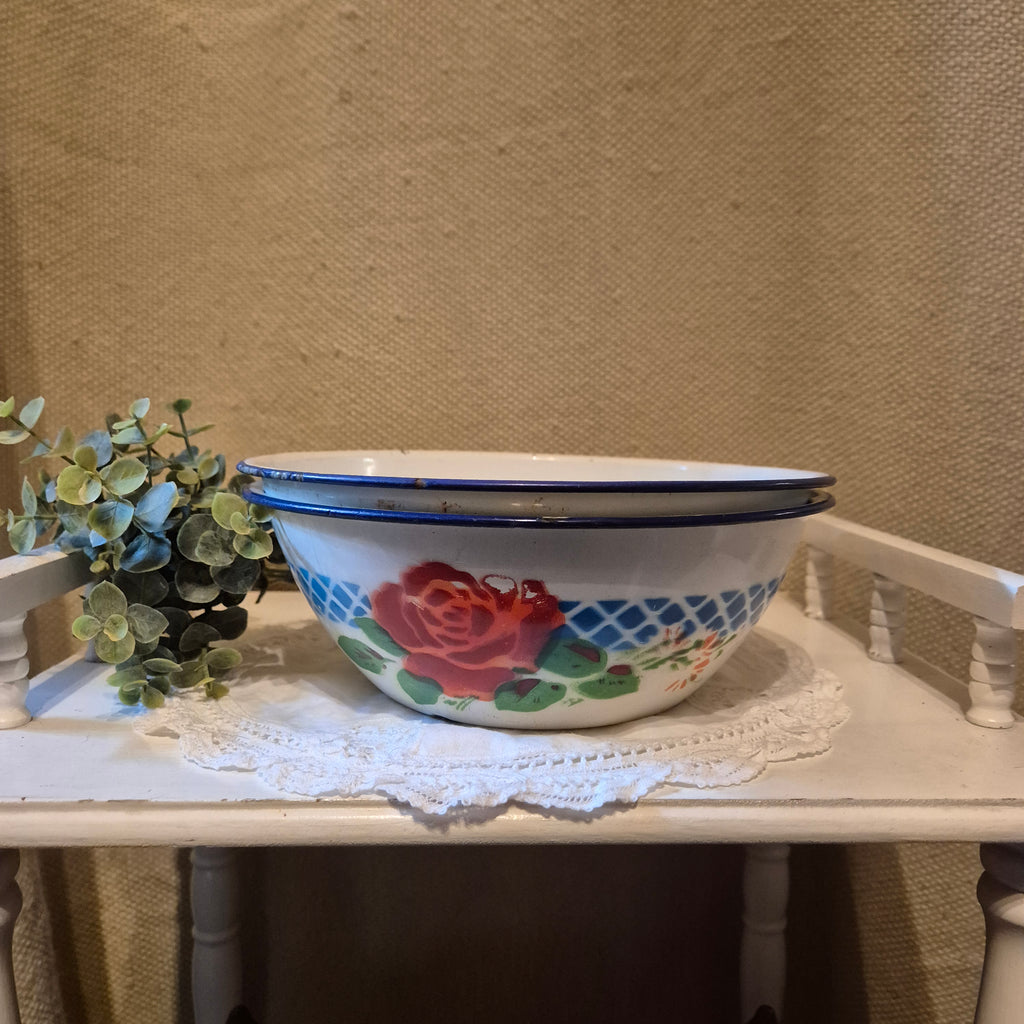 Set van twee vintage emaile mengkommen