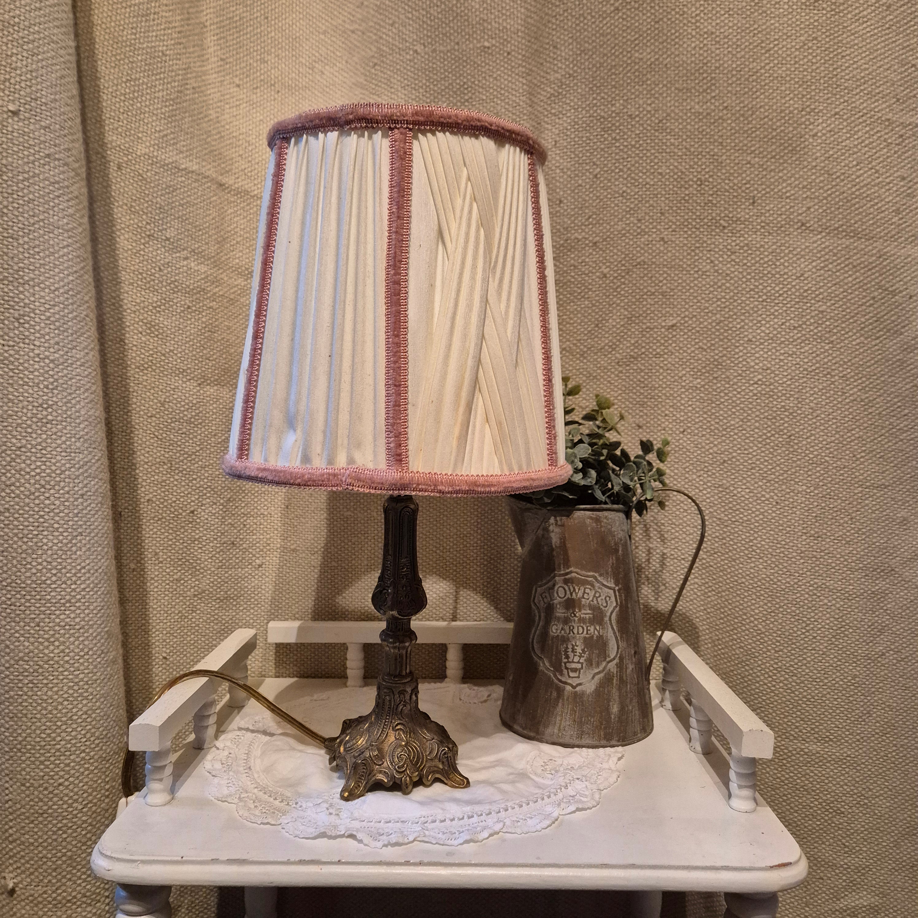 Vintage lamp met messing voet en chique kapje